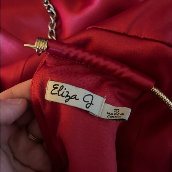 Eliza J red cocktail dress w/gold chain halter - Picture 6 of 8
